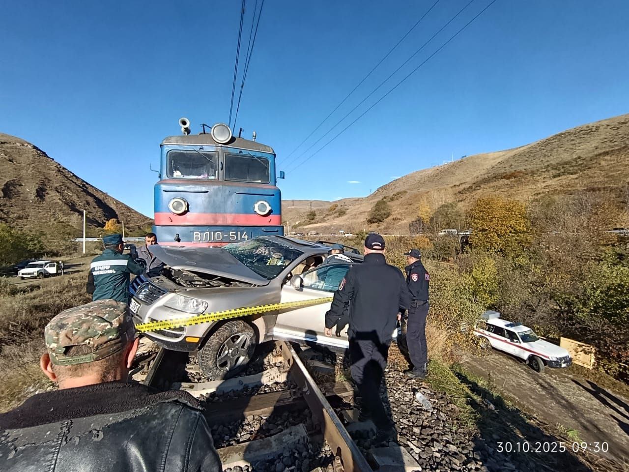 Один человек погиб в результате столкновения грузового поезда с легковым автомобилем в районе села Лернапат Отмечается что столкновение произошло при неосторожном переходе дороги когда водитель легкового автомобиля проигнорировав дорожные знаки и сигналы локомотива съехал с дороги и оказался перед поездом