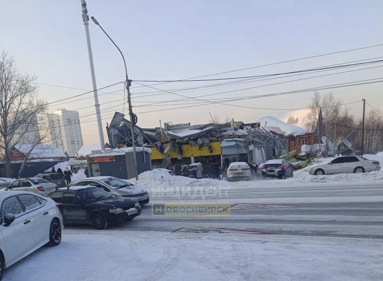 В Новосибирске рухнула кровля двухэтажного административного здания Пострадали двое сообщили в МЧС При разборе завалов спасатели обнаружили женщину Её передали врачам заявили в спасательном ведомстве Как сообщает РИА Новости обрушение произошло в Первомайском районе Новосибирска по адресу ул Наумова 26 В Следственном комитете заявили о возбуждении уголовного дела по статье об оказании услуг не отвечающих требованиям безопасности Подписаться на Говорит Москва Telegram VK MAX