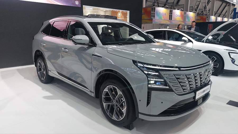 Changan CS75 Plus 4 го поколения готовится к выходу на российский рынок По информации портала Китайские автомобили от 17 сентября в России стартовала сертификация обновлённого кроссовера Changan CS75 Plus модель уже готовят к началу продаж Что нового ждёт владельцев В моторную линейку войдут два турбодвигателя 1 5 и мощный 2 0 на 235 л с который работает в паре с восьмиступенчатым автоматом Aisin Для России предусмотрена система полного привода с многодисковой муфтой BorgWarner шестого поколения а также классическая автоматическая коробка передач Размеры длина автомобиля составляет 4770 мм колесная база 2800 мм В салоне современный блок из трёх мониторов Специально для российского рынка внедрили адаптации традиционные дверные ручки вместо выдвижных больше физических кнопок в салоне и пневмоупоры капота Напомним что в июле обновлённый CS75 Plus уже показали на выставке Иннопром в Екатеринбурге Ранее третье поколение модели появилось в России в конце прошлого года цены на кроссоверы 2025 года стартуют от 3 67 млн рублей и доходят до 4 03 млн в зависимости от комплектации При этом в прошлом поколении модель предлагалась только с передним приводом Будьте в курсе всех новинок вместе с нами Changan CS75Plus Кроссовер НовыеАвто Авто2025 Россия АвтоНовости