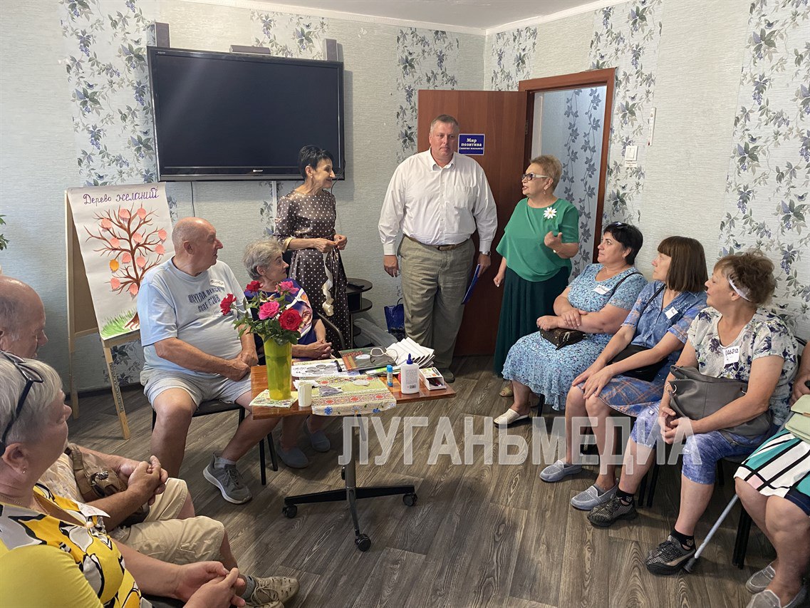 Кировский комплексный центр социального обслуживания населения с рабочим визитом посетил замминистра труда и социальной политики ЛНР Евгений Войнов   В ходе встречи обсудили реализацию государственной программы «Активное долголетие» в рамках федерального проекта «Старшее поколение» нацпроекта «Семья».  – В городе Кировске данной социальной услугой охвачены около 800 человек. Приходя сюда, они получают целый комплекс услуг, который позволяет им сформировать позитивное отношение к жизни и самореализоваться, - отметил заместитель министра труда и социальной политики ЛНР Евгений Войнов.    Вместе с директором комплексного центра социальной обслуживания населения  предоставления социальных услуг  Галиной Мовчан Евгений Войнов посетил площадки социально-бытовой адаптации: «Солевой комнаты», «Ароматерапии», «Народного творчества», «Адаптивной физкультуры», «Хореографического кружка», «Компьютерной грамотности».   Подробнее об этом читайте в новом выпуске газеты «Кировск сегодня» № 30 от 7 августа 2025 года            Вконтакте       Одноклаcсники