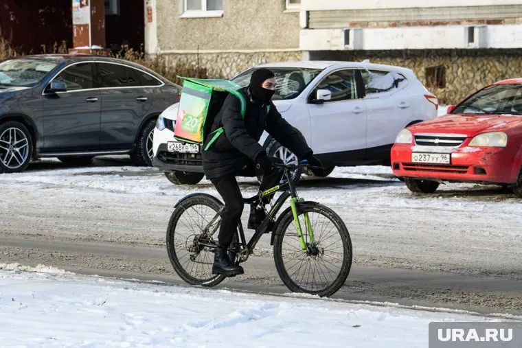 Курьеры в Пермском крае зарабатывают в 2,3 раза больше, чем люди с высшим образованием  Средняя зарплата курьеров в Пермском крае в 2025 году достигла отметки в 150,1 тысяч рублей. Специалистам с высшим образованием в других сферах предлагается около 65 тысяч.   Меняем работу?