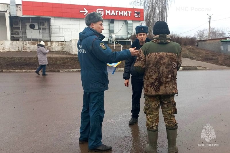 В Венёвском и Щекинском районах спасатели рассказали, как не допустить пожар  На территории Венёвского и Шекинского районов инспекторы государственного пожарного надзора провели профилактические беседы с жителями на тему пожарной безопасности. Цель - предупреждение возгораний, гибели и травмирования на них людей.     Спасатели напомнили населению правила безопасного использования электрооборудования и печного отопления. Особое внимание при проведении пожарно-профилактических мероприятий уделялось многодетным семьям, семьям находящимся в социально опасном положении, а также социально-неблагополучным слоям населения.     Также сотрудники МЧС России навестили воспитанников детского сада. На уроке безопасности  инспекторы государственного пожарного надзора рассказали малышам, какие правила безопасности необходимо соблюдать дома и в детском саду. Дети повторили номера телефонов 101 и 112, по которым нужно незамедлительно сообщить о чрезвычайной ситуации.    МЧС Тульской области   подписаться