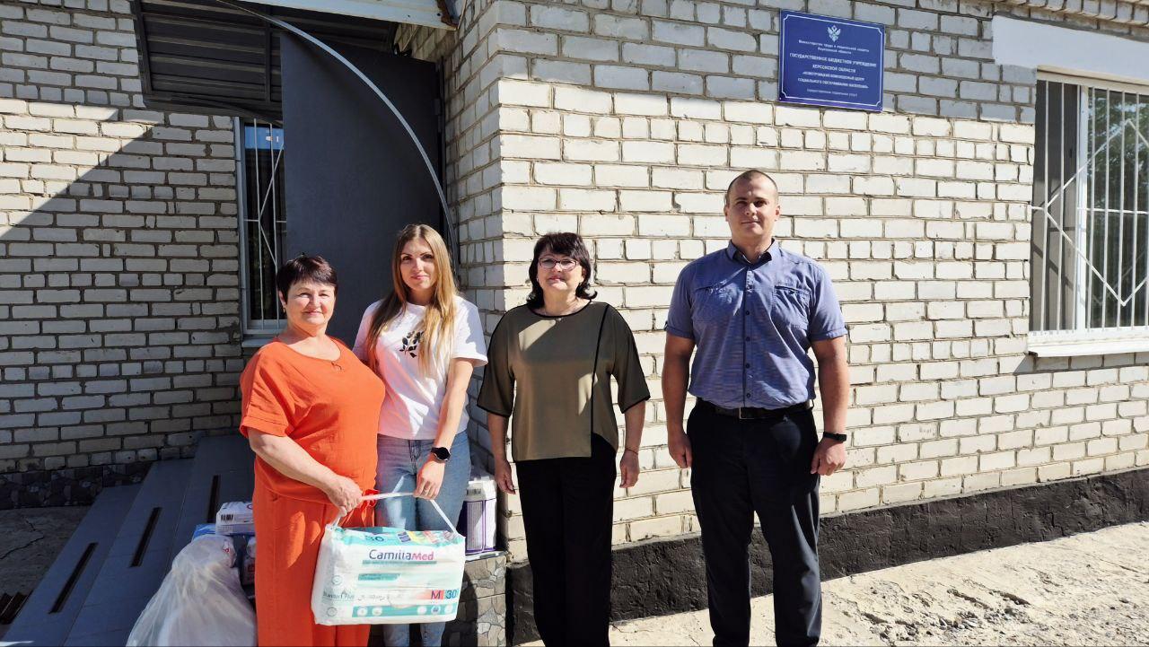 Рязанцы привезли средства для ухода в Новотроицкий центр соцобслуживания Представители Рязанской области с очередным визитом посетили Новотроицкий комплексный центр социального обслуживания населения. На этот раз в рамках гуманитарной помощи рязанцы привезли в учреждение памперсы и одноразовые пеленки для ухода за лежачими больными, а также необходимую продукцию для оказания санитарной помощи. Сотрудники выразили благодарность шефскому региону за регулярную помощь и поддержку.