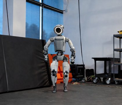 Гуманоидный робот Atlas от Boston Dynamics продемонстрировал на видео сальто назад Компания Boston Dynamics опубликовала видео в рамках которого гуманоидный робот Atlas демонстрирует сальто назад а также передвигается по сцене Институт робототехники и ИИ RAI возглавляемый основателем Boston Dynamics Марком Райбертом является ключевым партнером в разработке базового физического ИИ лежащего в основе движений андроида