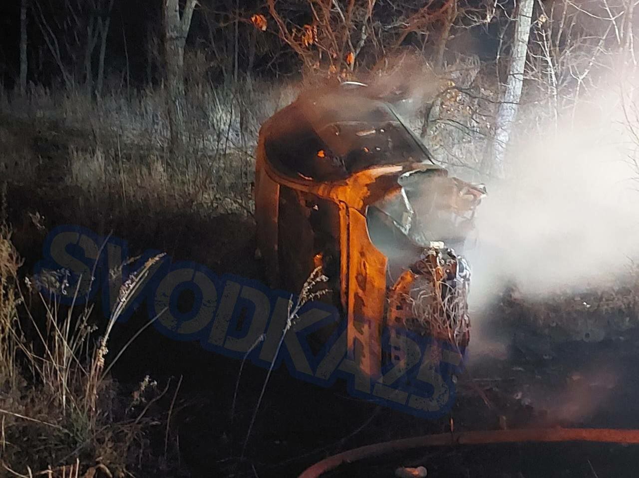 В районе поселка Тавричанка водитель Toyota Vitz не справился с управлением, автомобиль улетел в кювет, а затем загорелся. Человеку удалось выбраться из горящего авто.   Подпишись