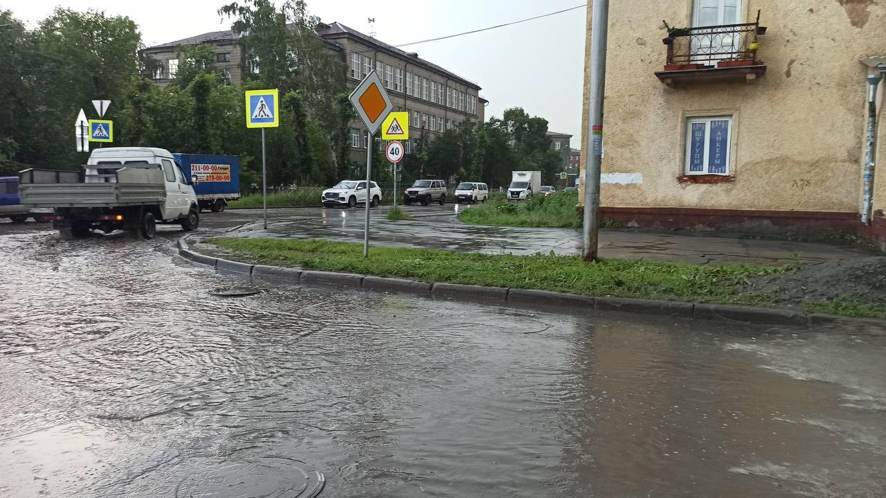 В Новосибирске мэрию обязали оборудовать одиннадцать улиц ливневыми канализациями после проверки прокуратуры. Об этом сообщили в пресс-службе надзорного ведомства.  Установлено, что на участках дорожной сети на улицах Докучаева, Промышленной, Красина, Моторной, Троллейной, Арбузова, Балтийской, Лермонтова, Каменском шоссе, пересечении улиц Кропоткина и Красного проспекта отсутствует система водоотведения, что при наличии осадков приводит к их затоплению, создает угрозу безопасности дорожного движения, причинения имущественного вреда автовладельцам,  – сообщают в ведомстве.  Прокуратура направила в суд иск к муниципалитету с требованием оборудовать водоотводные сооружения или ливневые канализации. Центральный районный суд встал на сторону прокуратуры. Надзорное ведомство проконтролирует фактическое исполнение решения суда.  #новосибирск