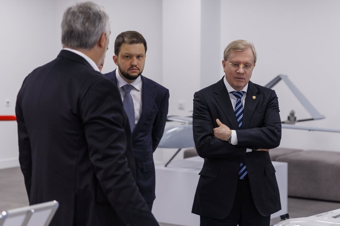 Заместитель Председателя Правительства Виталий Савельев ознакомился с перспективными технологиями и решениями российской отрасли беспилотных авиационных систем  БАС .  Образцы были представлены на общественной площадке «Точка кипения» Национальной технологической инициативы. Вице-премьеру были продемонстрированы более 50 моделей дронов и примеры их внедрения в различных отраслях экономики и жизни.   Виталий Савельев высоко оценил представленные экземпляры беспилотников.  «Развитие высокотехнологичного сектора БАС и перспективной самостоятельной отрасли экономики, связанной с созданием и использованием гражданских беспилотных летательных аппаратов — ключевые задачи нацпроекта. Представленные на выставке решения отражают широкий спектр возможностей их применения», — отметил Савельев.  Для развития беспилотников в РФ корректируется воздушное законодательство, проводятся научно-исследовательские работы, строится инфраструктура, растут объёмы производства дронов гражданского назначения и обучаются специалисты.  «Значительное количество показанных сегодня беспилотников и внедрённых решений ещё раз чётко показывает: в России появилась новая индустрия — крайне полезная для наших граждан и всей экономики страны. Это главный ключевой результат», — подчеркнул глава Росавиации Дмитрий Ядров.   #БАС #беспилотники