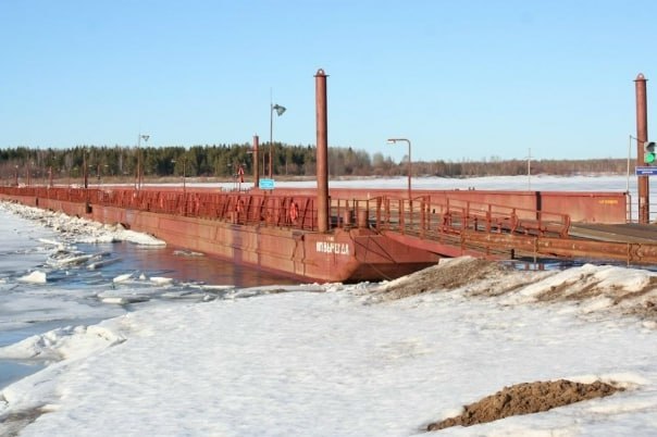 Архангельская область потихоньку выходит из традиционной транспортной блокады По сообщению местных жителей ожидается что утром 4 января сотрудники Лесного филиала Группы Илим начнут устанавливать понтонную переправу через р Вычегду Это значит что в г Сольвычегодск Архангельской области появится нормальная дорога Да это Север Дороги и мосты здесь мягко говоря редкость А те что есть вообще без комментариев