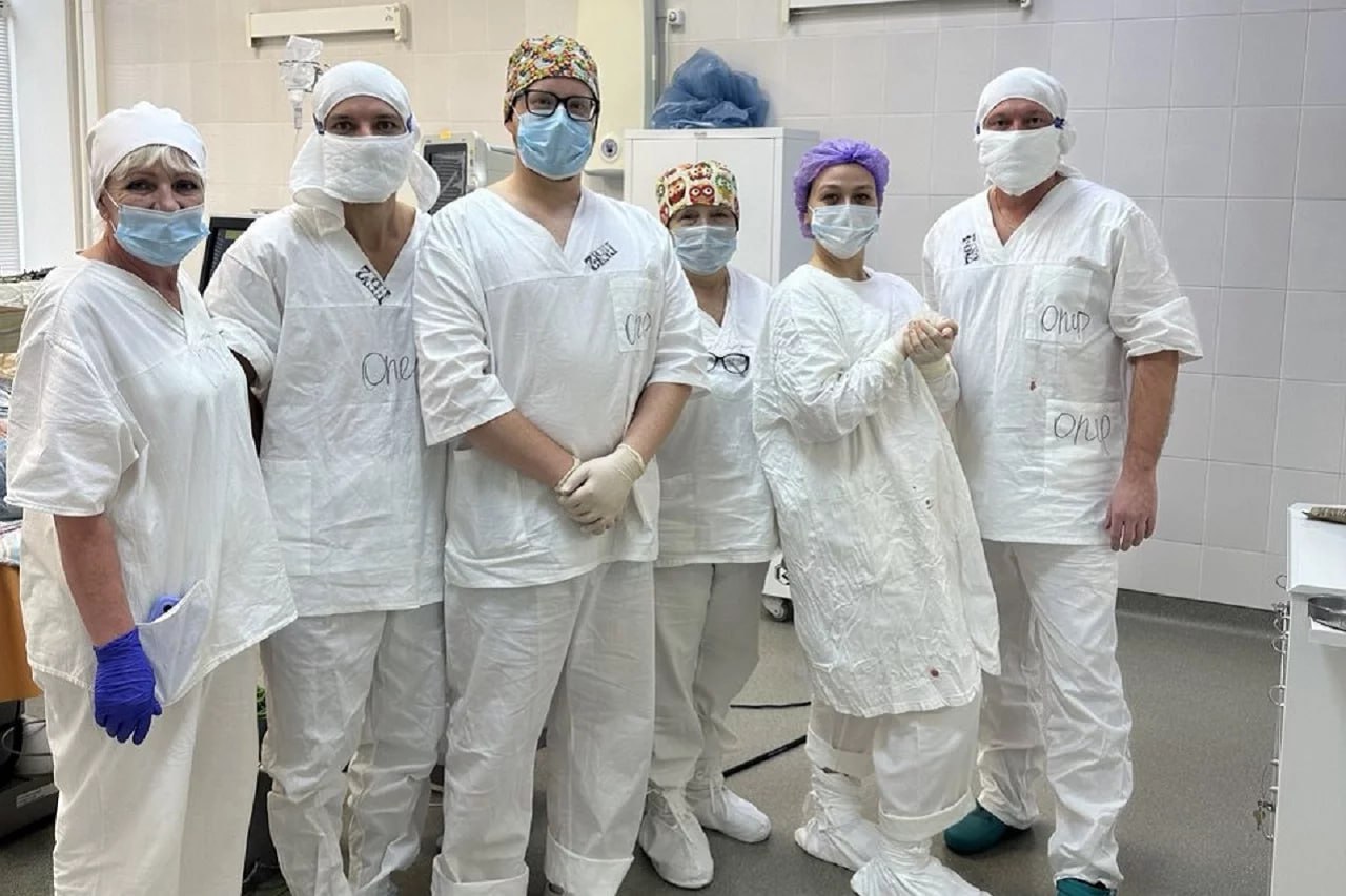 Жительнице Миасса удалили опухоль размером с баскетбольный мяч Случай произошел с 60 летней жительницей Миасса Она обратилась к врачам с постоянной тяжестью в животе у нее диагностировали гигантскую опухоль яичника Она разрослась настолько что уже сильно давила на диафрагму невозможно было даже нормально дышать Природа опухоли была не совсем ясна При поступлении у пациентки был низкий показатель специфичного опухолевого маркера а вот данные УЗИ и КТ указывали что ее структура может иметь определенный потенциал злокачественности Поэтому хирург во время ревизии принимает решение на ходу сразу выполняется объём который одновременно является диагностическим и лечебным пояснил заместитель главного врача по медицинской части врач онколог горбольницы 2 Миасса Алексей Зайков Опухоль при этом также сдавила и другие органы брюшной полости тонкий кишечник по словам врачей буквально распластался на ней Но благодаря тому что спаечный процесс был минимальным хирурги смогли полностью удалить новообразование Материал отправили на исследование чтобы выяснить не является ли оно злокачественным Пациентку уже выписали домой без осложнений Фото телеграм канал Минздрава Челябинской области Подписывайтесь на Вести Южный Урал в MAХ