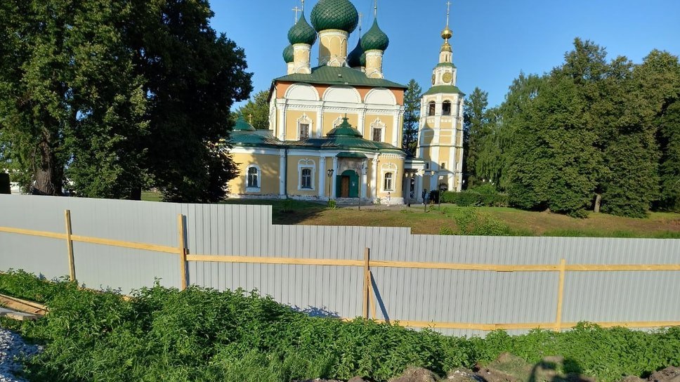 В Угличе стартовало строительство туристического объекта «Крепость, которой нет» на территории Угличского кремля. Работы ведет компания из Домодедово ООО «Домэнергостройсервис». Подрядчик уже получил 632 тыс. руб. из 39,9 млн руб. Завершить проект планируют до 10 декабря 2025 года.  «В Угличском кремле на территории объекта культурного наследия и памятника природы возводят строительный забор и делают дорогу, укладывают щебень и поверх него железобетонные плиты под строительство крепости. А на левом берегу Шелковки у церкви Казанской стругают бревна и возводят фрагмент крепости» — Ольга Мазанова.  Фото: Ольга Мазанова, Вконтакте  Еще больше новостей — в Telegram-канале «Ъ-Ярославль»