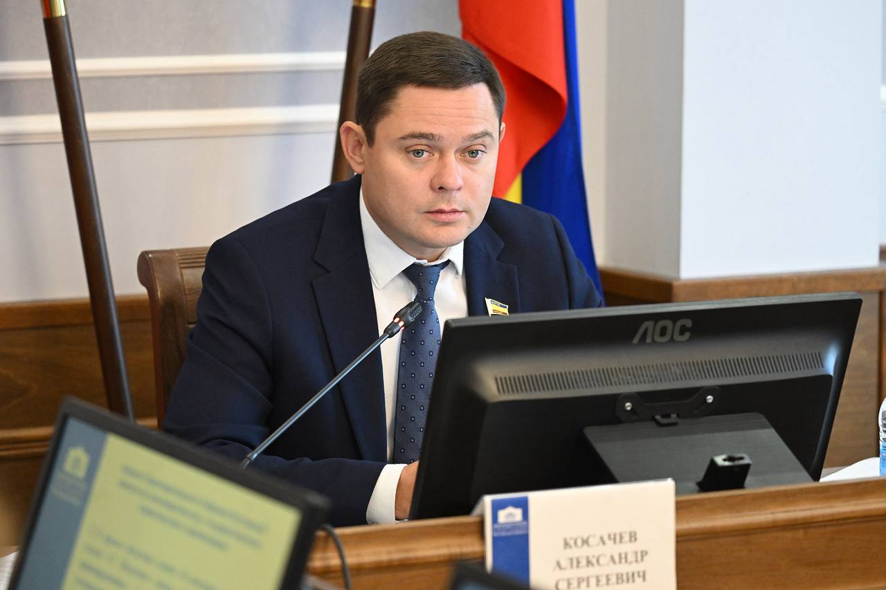 Комитет донского парламента по законодательству рассмотрел ряд вопросов повестки предстоящего заседания Законодательного Собрания В частности депутаты одобрили поправки в региональный закон об административных правонарушениях устанавливающие ответственность за непредставление сведений о муниципальном имуществе Заместитель Председателя Законодательного Собрания Ростовской области председатель комитета по законодательству Александр Косачев пояснил что в настоящее время на территории региона установлена административная ответственность за непредставление или несвоевременное представление правообладателями областного имущества необходимых сведений для их внесения в реестр государственного имущества Рассмотрение дел об указанных административных правонарушениях отнесено к компетенции мировых судей Вместе с тем к нам неоднократно поступали обращения от коллег из муниципалитетов с просьбой установить аналогичную административную ответственность за непредставление сведений в отношении муниципального имущества В связи с этим и был разработан соответствующий законопроект Мы считаем это логичным и закономерным шагом который призван обеспечить полноту и актуальность сведений реестра имущества находящегося в собственности у муниципальных образований заявил Александр Косачев Он обратил внимание что рассмотрение дел об административных правонарушениях предлагается возложить также на мировых судей а составление протоколов отнести к компетенции должностных лиц органов местного самоуправления
