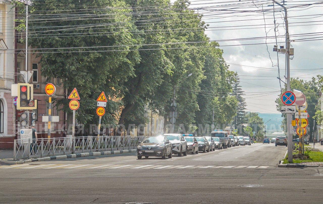 В Брянске улица Горького будет иметь от 4 до 5 полос движения Сейчас подрядчик расширил проезжую часть у Семеновского сквера. На этом участке до улицы Калинина будут пять полос: на подъём - две полосы, в сторону Славянского моста – три. На участке до улицы Луначарского все будет четыре полосы – по две в каждую сторону. На коротком участке от улицы Луначарского до перекрестка с улицей Карла Маркса, где расширить проезжую часть будет особенно трудно, сделают три полосы: на спуск будет одна, вверх – две. На финальной стадии расширения, от перекрестка с улицей Карла Маркса до проспекта Ленина, улицу расширят до четырех полос. В мэрии отмечают, что сейчас идет перенос многочисленных линий коммуникаций. Фото мэрии Брянска.