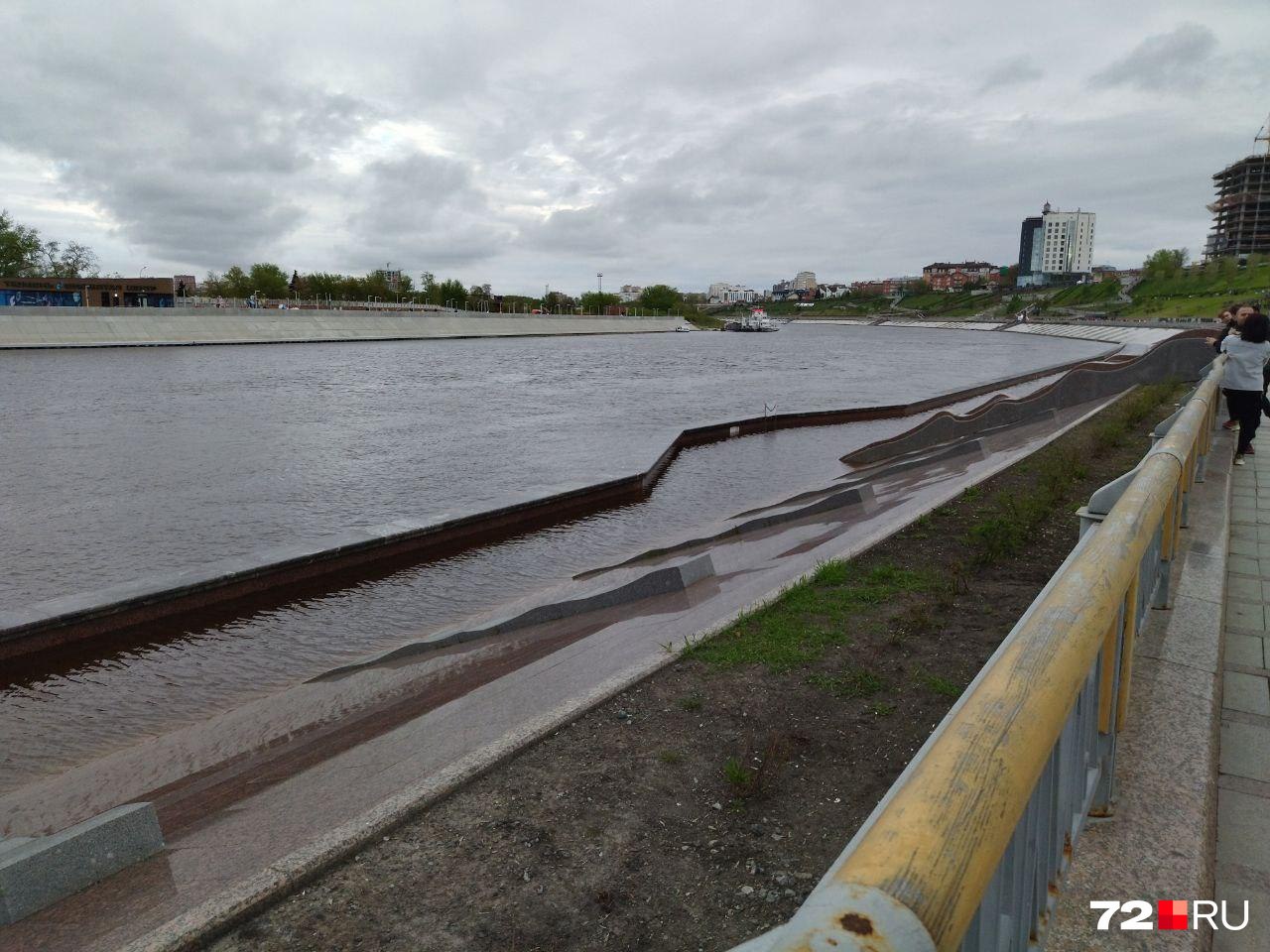 Первый ярус тюменской набережной скрылся под водой. Уровень воды уже превысил среднемноголетнее значение. По данным Тюменского ЦГМС, на 12 мая уровень воды в реке Тура достиг отметки в 612 сантиметров. Всего за сутки воды стало на 5 сантиметров больше. При этом, согласно данным портала Allrivers, средний уровень воды в Туре на 12 мая составляет 568 сантиметров. 12 мая 2023 года уровень воды составлял всего 92 сантиметра. Выиграй iPhone 16