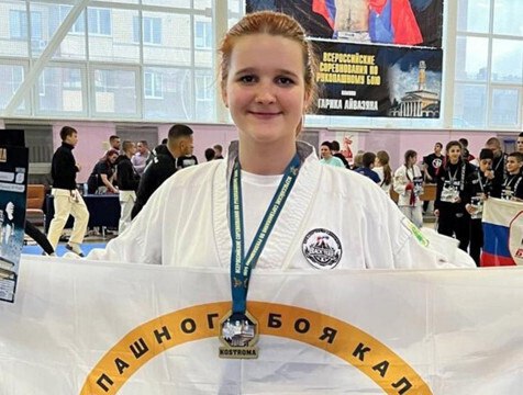 Рукопашники региона завоевали медали международных и всероссийских соревнований В Бишкеке завершилось первенство мира по рукопашному бою. Воспитанница клуба спортивных единоборств "Черный тигр" из Балабанова стала серебряным призером этого турнира. А в Костроме прошли всероссийские соревнования "Победа" памяти Гарика Айвазяна. Спортсмены из Балабанова и Ермолина завоевали 4 награды: у Анжелики Антиповой и Дианы Чистяковой — "золото", у Давида Андрейчина и Дарьи Машариповой — "бронза". Об этом сообщили в региональном министерстве спорта.