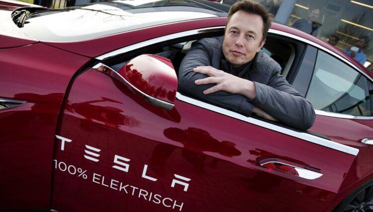 Выручка и прибыль Tesla продолжают падать. Во втором квартале выручка корпорации Tesla упала на 12%, составив $22,5 млрд. Еще сильнее сократилась выручка ее основного подразделения по производству электромобилей — на 16%. Чистая прибыль компании также упала на 16%, до $1,17 млрд. Как сообщалось ранее, по итогам второго квартала Tesla продала 384 тыс. электромобилей — на 13,5% меньше, чем годом ранее. В последнее время Tesla сталкивается с различными проблемами — продажи ее автомобилей в большинстве регионов падают, среди причин этого как политическая деятельность и высказывания основателя Tesla Илона Маска, вызвавшие недовольство многих покупателей, так и устаревание модельного ряда компании, а также усиление конкуренции с китайскими производителями.