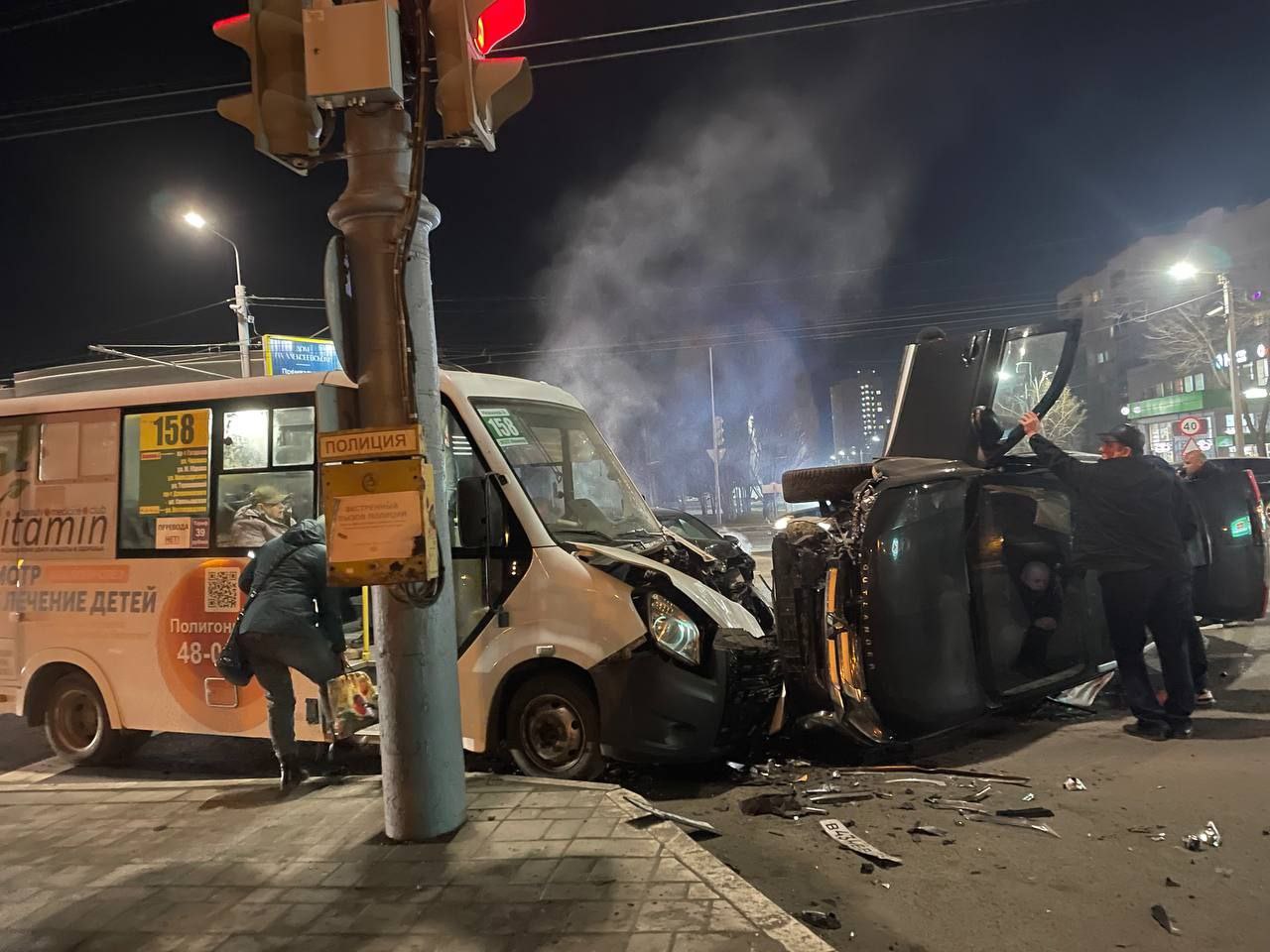 Оренбург Медиа В Оренбурге произошло массовое ДТП на проспекте Гагарина У СКК Оренбуржье столкнулись три легковых автомобиля и маршрутка Об этом сообщили в УМВД по Оренбургской области Прибывшие на место аварии сотрудники ГИБДД предварительно установили что пьяный 53 летний водитель Mitsubishi врезался в автомобили Toyota Mitsubishi и Газель Участников аварии осмотрели медики и отпустили домой Как оказалось никто из них не пострадал Оренбург Медиа