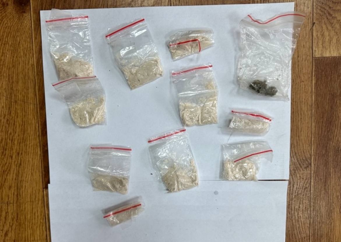 В Алуште вынесен приговор о попытке сбыть мефедрон Установлено что летом 2023 года три местных жителя вступили в сговор с иным лицом уголовное дело в отношении которого выделено в отдельное производство с целью сбыта наркотических средств путем оборудования тайников Информацию о месторасположении запрещенных веществ они должны были пересылать куратору Получив от него наркотическое средство мефедрон в размере более 20 г виновные расфасовали его в 23 свертка которые намеревались распространить на территории Алушты Довести свой преступный умысел до конца им не удалось поскольку они были задержаны сотрудниками отдела МВД России по городу Алуште наркотические средства изъяты из незаконного оборота В судебном заседании вину в предъявленном обвинении подсудимые признали в полном объеме Суд приговорил виновных к 5 годам 6 месяцам 5 годам и 4 годам 8 месяцам лишения свободы с отбыванием наказания в исправительной колонии общего режима