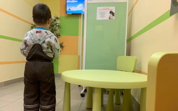 В Омской области утвердили новую программу для повышения рождаемости В Омской области утвердили региональную программу Охрана материнства и детства на 2025 2030 годы Соответствующий документ опубликован на сайте регионального правительства В распоряжении указано что цель программы заключается в росте числа семей с детьми в том числе многодетных а также укрепление семейных ценностей При этом к 2030 году суммарный коэффициент рождаемости в Омской области должен составить 1 6 По итогам 2024 года он составил 1 42 1 3 в городе 1 88 в селах rbc omsk