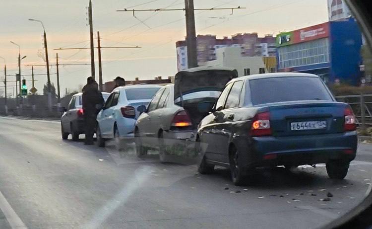 На проспекте Ленина движение затруднила авария из 4-х легковушек. Никто не пострадал, но день начался явно с неприятного сюрприза для водителей.   Будьте внимательны за рулем!