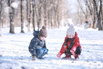 Подмосковные лагеря на зимних каникулах приняли на отдых более 5 тыс. детей  В лагерях Подмосковья  в период новогодних каникул отдохнуло более 5 тыс. детей, сообщает пресс-служба министерства социального развития региона в четверг.   "Этой зимой в Московской области работали 29 загородных лагерей, где провели свои каникулы 5 тыс. детей. Самым популярным периодом для отдыха, по-прежнему, остается лето, но и зимой в лагере не менее интересно", - приводятся в сообщении слова вице-губернатора Подмосковья Людмилы Болатаевой.  По данным министерства, ежегодно в Московской области около 200 тыс. детей проводят каникулы в детских лагерях.