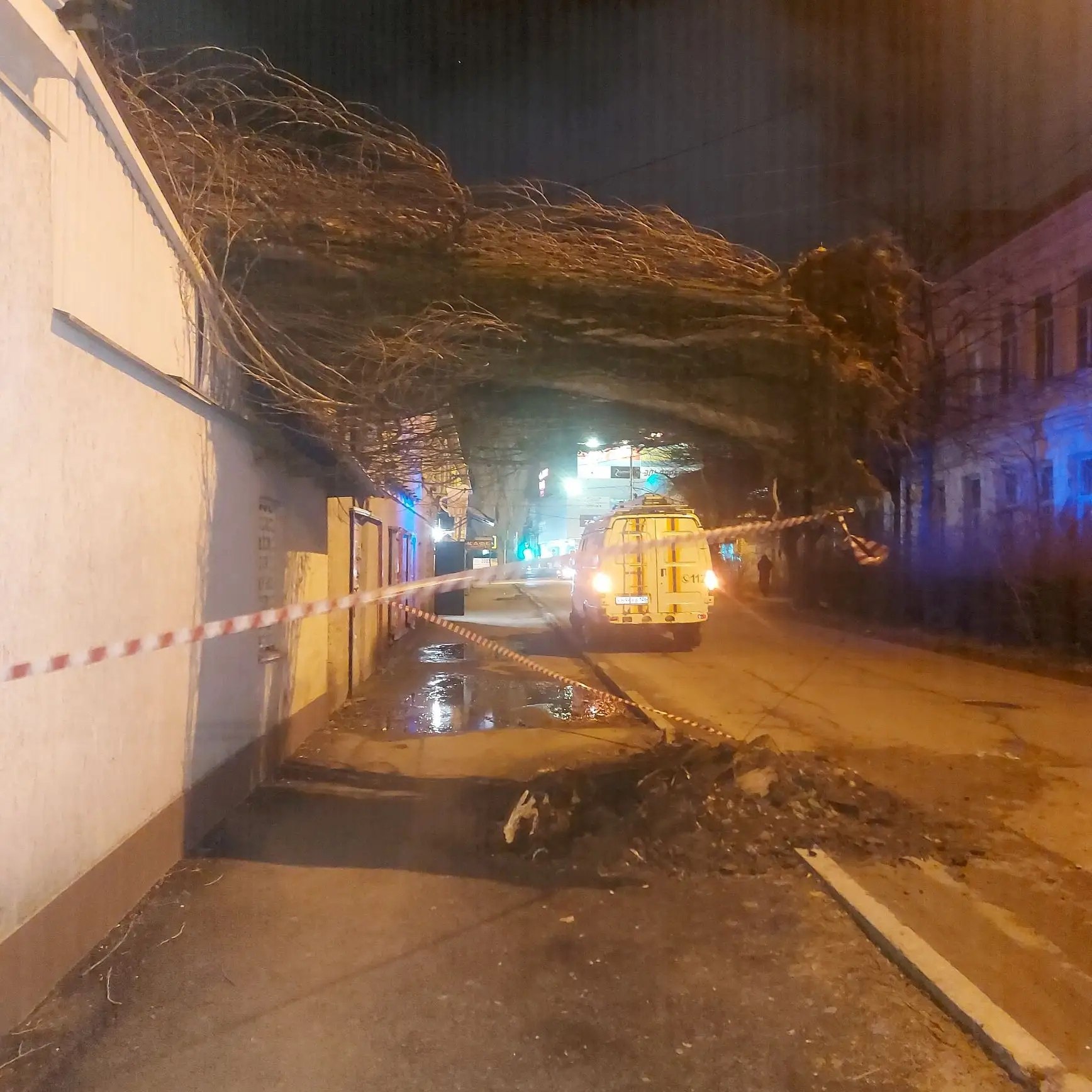 Экстренные службы Ставрополя ликвидируют последствия ураганного ветра порывы которого накануне достигали 23 м с По поручению главы города Ивана Ульянченко спасатели работают в усиленном режиме На утро поступило 58 обращений 17 отработаны 29 заявок связаны с падением или угрозой падения деревьев и веток к этому часу отработано уже 14 заявок остальные в работе К работам привлечено 191 человек и 104 единицы техники Так сейчас работы идут на ул Казачьей где дерево вырванное с корнем упало на одноэтажное здание Ситуация на личном контроле главы города Ставрополь в MAX