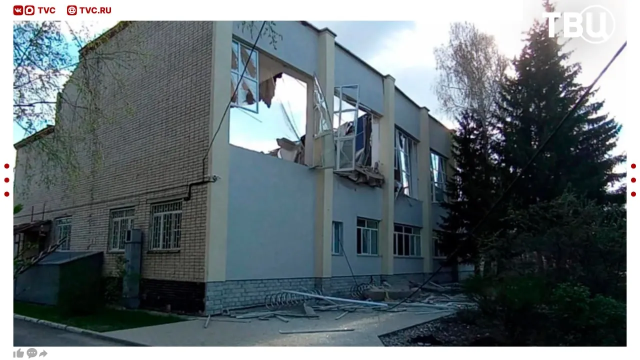 Обрушение части кровли колледжа в Екатеринбурге произошло из за трещины в покрытии Прокуратура начала проверку Директор заведения в беседе с местными СМИ сообщили что учебный процесс был завершен к моменту происшествия UPD Возбуждено уголовное дело о халатности Не грузятся фото и видео Читайте ТВЦ в МАКС