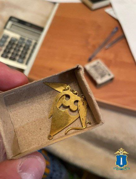 В Ульяновской области «чёрный археолог» выкопал больше тысячи исторических предметов 56-летний неработавший ульяновец незаконно проводил на территории археологических памятников региона, относящихся к различным эпохам, при помощи металлоискателя поиск предметов, имеющих историческую и культурную ценность и продавал находки частным коллекционерам. Правоохранительные органы изъяли у подозреваемого металлоискатель и около 1 500 тысяч старинных предметов, включая монеты и украшения. Экспертиза подтвердила, что действия нарушителя уничтожили культурный слой. Более 1 100 найденных предметов признаны археологическими ценностями. Уголовное дело направлено в суд. Мужчине грозит до 6 лет лишения свободы.