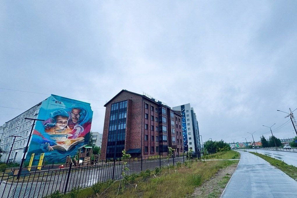 В городе кораблестроителей появился новый мурал на тему судостроения В Северодвинске на торцевом фасаде МКД рядом с детской площадкой по адресу Архангельское шоссе, 85 появился мурал «Мечты»