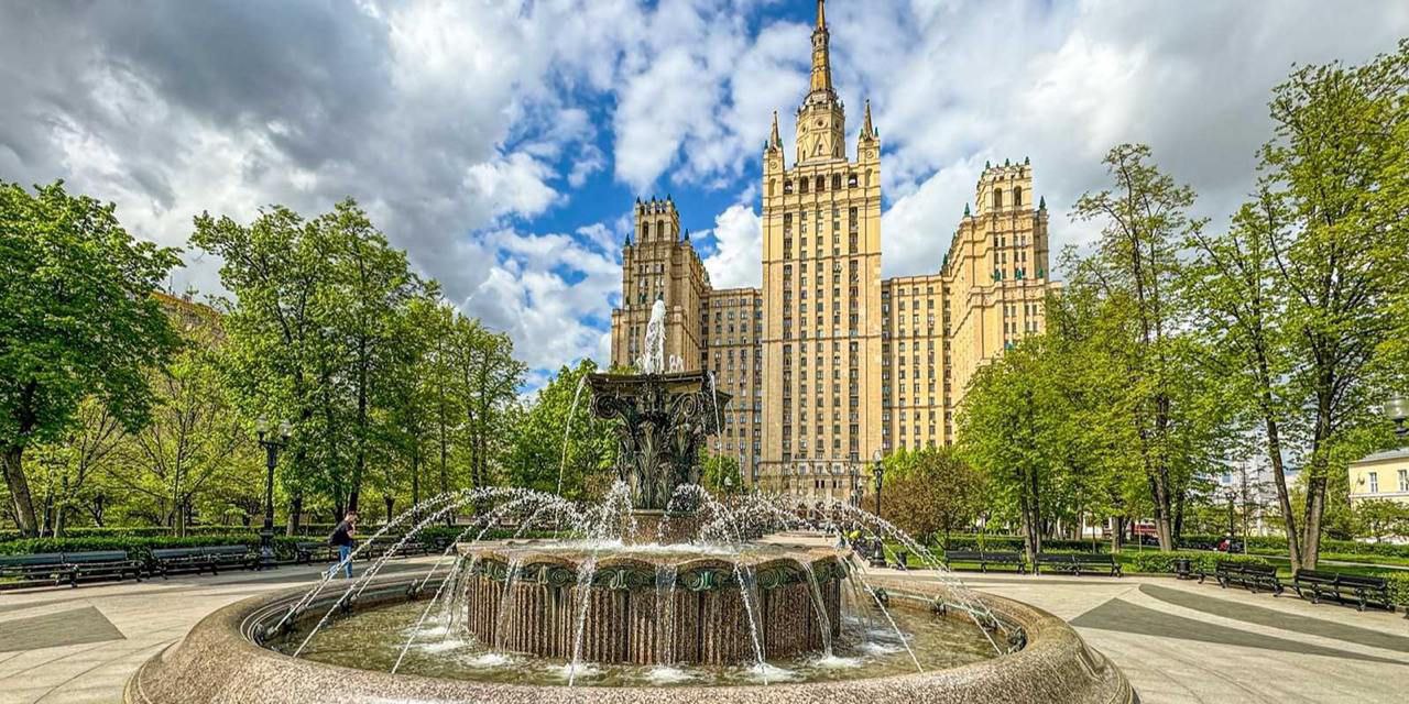 В Москве с сегодняшнего дня начался сезон фонтанов. Перед этим специалисты очистили чаши, проверили исправность подсветки и инженерных систем, провели монтаж и регулировку оборудования, светильников и форсунок.