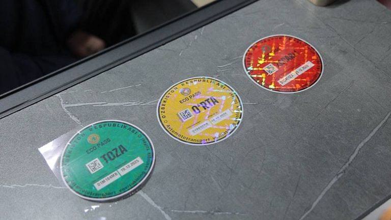 В Узбекистане запущена онлайн услуга по получению экостикеров для автомобилей В Узбекистане запущена онлайн услуга по оформлению экологического стикера для автотранспортного средства онлайн через Единый портал государственных услуг или его мобильное приложение Для этого необходимо ввести в строке поиска Экологический стикер либо выбрать услугу Получение экологического стикера на автотранспортное средство в разделе Транспорт Данные формируются автоматически заявителю нужно лишь подтвердить заявку В заявке указываются сведения о транспортном средстве и адрес доставки экологического стикера по почте Система формирует счёт для оплаты почтовых расходов которые заявитель оплачивает в электронном виде Уполномоченный орган проверяет данные транспортного средства через информационные системы и автоматически определяет его экологическую категорию После этого экологический стикер оформляется печатается и направляется заявителю по почте Готовый стикер доставляется на дом в течение 10 дней Сам стикер и подача заявки предоставляются бесплатно оплачивается только услуга почтовой доставки 20 600 сумов Экологический стикер это наклейка содержащая электронные данные подтверждающие экологическую категорию транспортного средства Стикеры бывают трёх цветов зелёный чистый экологический уровень жёлтый средний экологический уровень красный вредный экологический уровень Экостикеры также можно получить в подразделениях Государственной службы безопасности дорожного движения у экологических операторов Они выдаются бесплатно при первом оформлении и далее один раз в год Повторное оформление требуется в следующих случаях смена владельца транспортного средства или государственного номера замена лобового стекла повреждение или утрата стикера Для электромобилей мопедов скутеров и мотоциклов экостикеры не требуются Гибридные автомобили если с момента их выпуска прошло не более трёх лет считаются транспортными средствами с чистой экологической категорией Водители получившие ранее жёлтый или красный стикер имеют право изменить его цвет после улучшения технического состояния автомобиля Штрафы за отсутствие экостикеров не будут применяться с 2026 года Их введение начнётся только через два года За это время каждому водителю будет предоставлена возможность привести свой автомобиль в надлежащее техническое состояние Telegram Facebook Instagram LinkedIn
