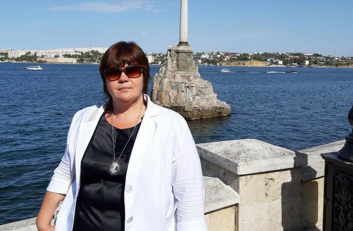 Ехала к сыну на выпускной: волгоградская экскурсовод Маргарита Пронина погибла в страшной аварии в Калмыкии Среди жертв страшной аварии - известная экскурсовод Маргарита Пронина и ее мама. Эта трагедия потрясла всех, кто знал волгоградку – светлого, доброго и отзывчивого человека, всегда готового помочь и поддержать коллег. У женщины остался 20-летний сын Семен, студент Каспийского института морского и речного транспорта в Астрахани. Накануне мама с бабушкой сели в автобус «Волгоград - Астрахань» - они мечтали попасть на выпускной к Семену. Мама с бабушкой ехали ко мне на выпускной, а в шесть утра я получил сообщение о том, что они погибли, - рассказал Семен. - Я жил в Астрахани во время учебы. И мама с бабушкой были моими единственными близкими родственниками. Больше у меня никого не осталось. Теперь молодой человек остался совершенно один, без родителей и других близких родственников.