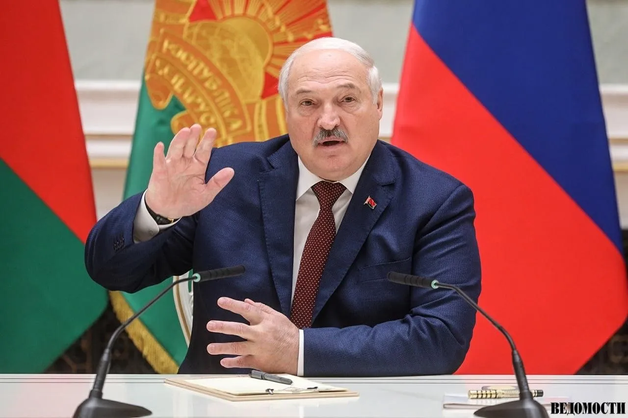 Белоруссия готова подставлять плечо российским регионам в нефтепереработке заявил президент республики Александр Лукашенко на встрече с губернатором Свердловской области Денисом Паслером Сегодня бешенства хватает со стороны наших противников которые приводят в ненормальное состояние нефтеперерабатывающие предприятия Мы имеем два модернизированных завода и подставляем свое плечо в любое время как это нужно сказал Лукашенко цитата по БелТА На встрече с Паслером он также заявил что уровень развития и потенциал Белоруссии и Свердловской области России позволяют удвоить товарооборот Сейчас он оценивается примерно в 1 млрд Max Telegram Рассылка Приложение для iOS Android