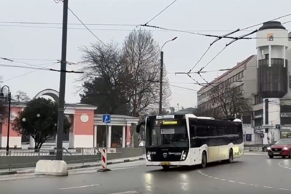 На маршруты в Симферополе и Керчи выходят новые автобусы С 1 февраля на маршруты города Симферополя Симферопольского района и Керчи выходят 30 новых автобусов большого класса НефАЗ и ЛиАЗ сообщили в ГУП РК Крымэнерго Транспорт оборудован современными системами кондиционирования воздуха и адаптирован для перевозки маломобильных граждан Кроме того новые автобусы отличается повышенной вместимостью и комфортом Они являются полностью отечественным производством Подписывайся на truekpcrimea