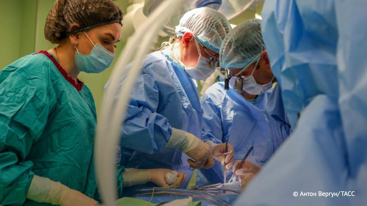 В РФ провели первые операции по вживлению протезов напрямую в костную ткань сообщила компания Моторика В отличие от традиционных экзопротезов с культеприемными гильзами нагрузки идут не через мягкие ткани а через кости Такой подход позволяет отказаться от культеприемной гильзы что существенно повышает комфорт мобильность и качество жизни В ближайшие месяцы специалисты Моторики и Центра Вредена планируют расширить программу клинической апробации и подготовить технологию к масштабированию в стране