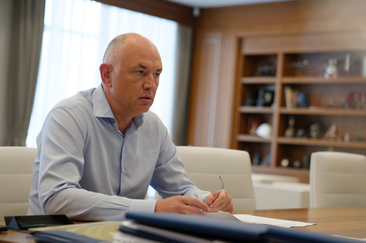 Министр строительства и ЖКХ РФ Ирек Файзуллин провел совещание по развитию жилищного комплекса и реализации нацпроекта «Инфраструктура для жизни» в Московской области В совещании также принял участие первый вице-губернатор Московской области – председатель Правительства Московской области Ильдар Габдрахманов. Обсудили вопросы совершенствования строительного процесса и реализации жилищных проектов. Рассмотрели реализацию федерального проекта «Новый ритм строительства» нацпроекта «Инфраструктура для жизни», который направлен в том числе на ускорение и повышение качества строительства при помощи инноваций. До 2030 года инвестиционно-строительный цикл должен быть сокращен до 1000 дней в соответствии с задачами, обозначенными Президентом России в Указе №309. Подмосковье последовательно увеличивает инвестиционную привлекательность строительного сектора, одновременно модернизируя дорожную сеть и повышая качество городской среды. Регион продолжает системную работу по созданию комфортной и современной среды для жителей. Особую роль в формировании привлекательной городской среды играет комплексное благоустройство территорий. Благодаря федеральному проекту «Формирование комфортной городской среды» жители региона получают современные пространства для отдыха, занятий спортом и семейного досуга. Только в прошлом году в области преобразили 257 дворовых территорий и 56 общественных зон.
