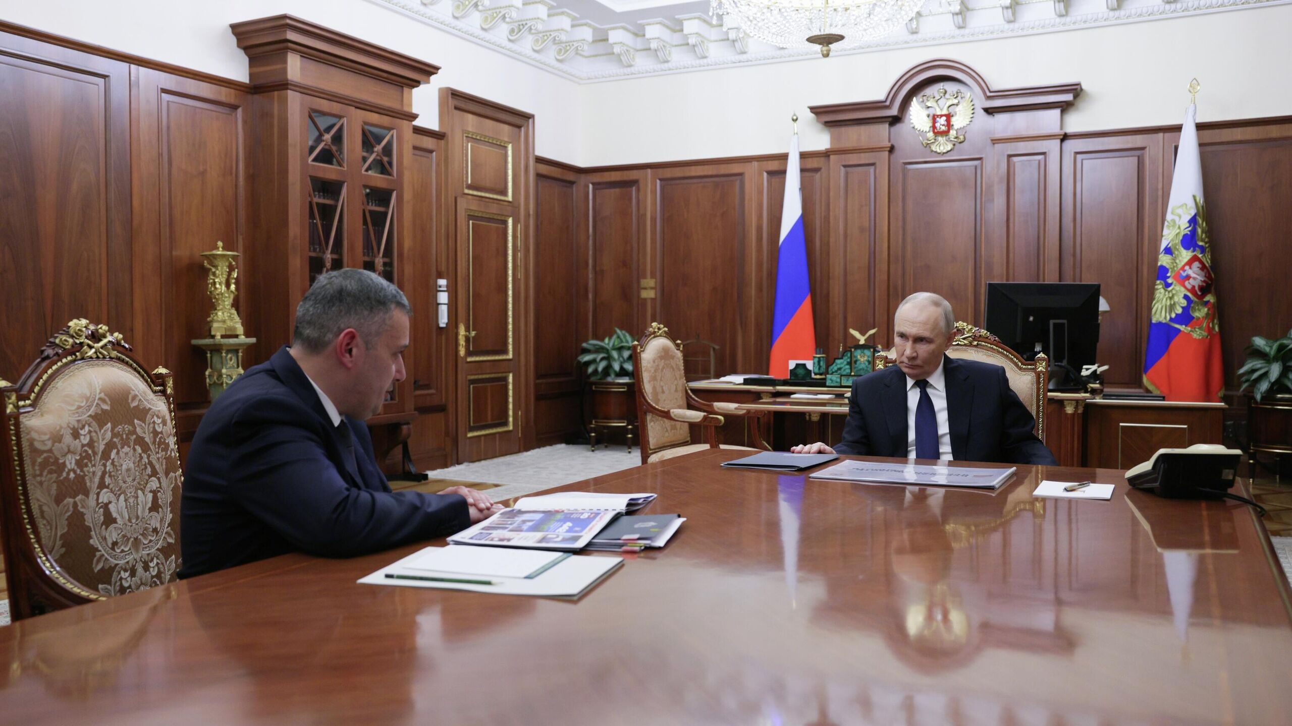 Губернатор Курской области Александр Хинштейн сообщил президенту РФ Владимиру Путину что в этом году начали подготовку к будущему восстановлению региона В этом году начали подготовку к будущему восстановлению выполняя ваше поручение Ключевая задача здесь это разминирование территории то как Вы и определяли развернуто сказал Хинштейн на встрече с Путиным