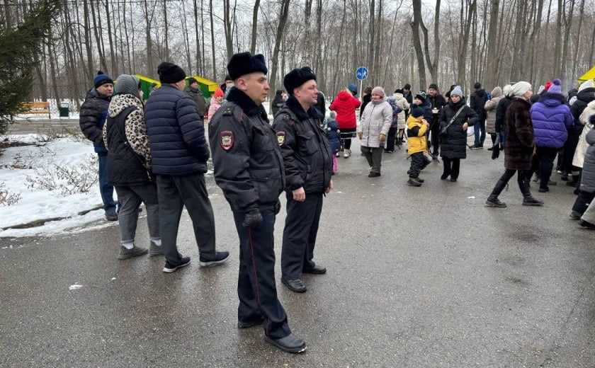 За порядком на масленичных гуляниях в Туле проследила полиция  Вместе с полицейскими за порядком следили добровольные народные дружины, казаки и работники частных охранных предприятий.  На празднике не произошло ни одного чрезвычайного происшествия и нарушения общественного порядка.