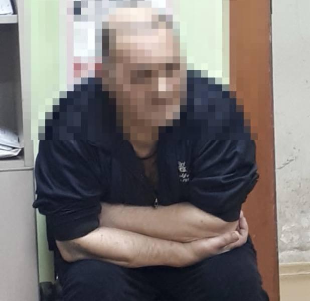 Мужчина проник в чужое жилье и вынес ноутбук за 40 000 рублей 44-летняя жительница Находки сообщила в полицию о том, что неизвестный через незапертую дверь пробрался в ее комнату гостиничного типа, пока она вместе с мамой находилась на общей кухне. Придя домой женщина не обнаружила ноутбук, а в квартире стоял стойкий запах алкоголя. Сотрудники уголовного розыска по горячим следам задержали 48-летнего подозреваемого. Мужчина дал признательные показания. Источник: