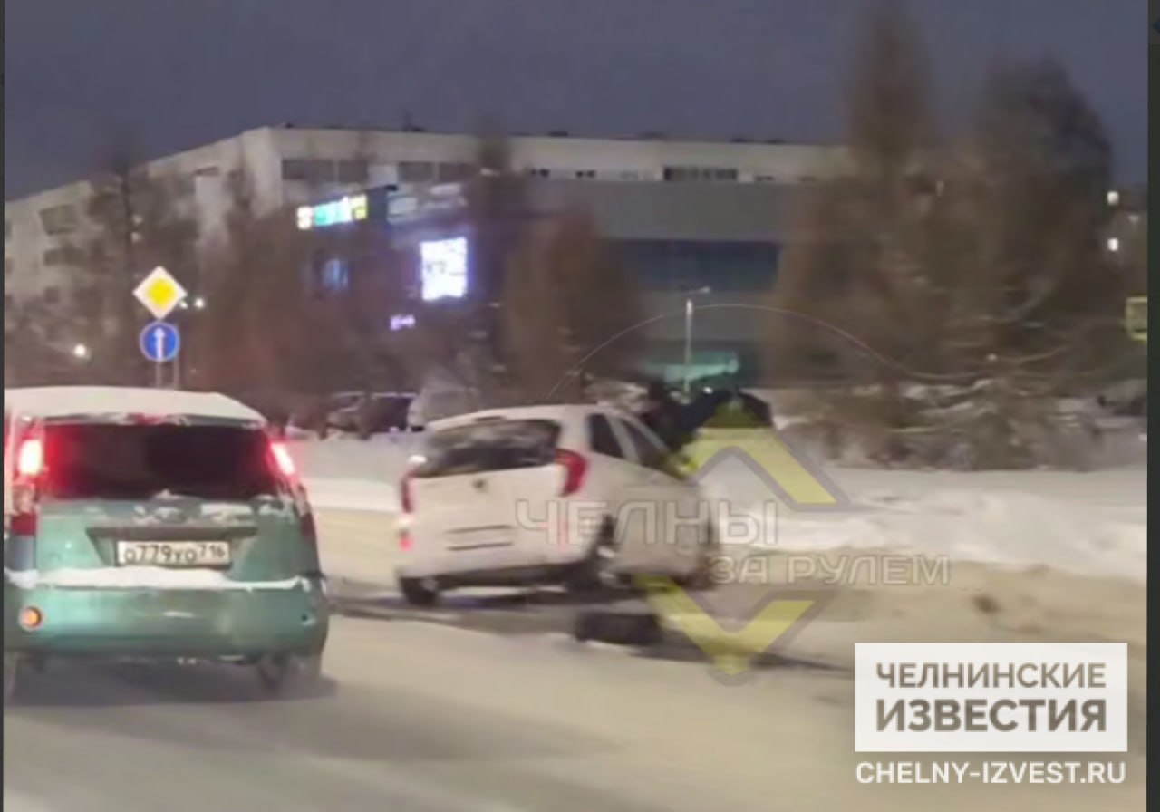 ⏺В Челнах водитель легковушки снес ограждение и лишился колеса  Сегодня утром в Набережных Челнах произошло жесткое ДТП. Авария случилась на проспекте Вахитова в районе магазина «Спортмастер».  Там легковушка снесла ограждение на разделительной полосе. Предположительно, машина ехала в сторону проспекта Мира и, снеся ограждение, выехала на противоположную сторону дороги. Судя по кадрам с места происшествия, авто оказалось на крайней правой полосе уже в сторону заводов. Либо же ее откинуло туда от сильного удара.  Легковушка получила серьезные повреждения, также у нее выбило одно колесо.  Информация о пострадавших и обстоятельства ДТП выясняются.