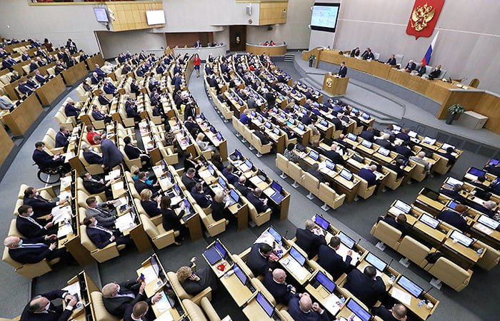 Госдума ратифицировала договор о выдаче между Россией и Таиландом Это позволит экстрадировать из Таиланда тех россиян, которые находятся в розыске. Договор был подписан в октябре 2024 года. Также был ратифицирован похожий договор с Сейшельскими островами. «Если раньше были ситуации, когда, совершив преступление в России, дальше преступник скрывался в теплых местах, на Сейшельских островах, в Таиланде, то сейчас такой возможности не будет. Более того, из Таиланда будет экстрадирован этот человек на территорию Российской Федерации», — заявил спикер Госдумы Вячеслав Володин. По его словам, договор «позволит перекрыть лазейки» и «бороться с преступностью на территориях других государств, которые привлекали своим климатом и возможностями там отсидеться криминальных авторитетов и тех, кто совершал преступление». Ратифицированные документы должны пройти через Совет Федерации, затем их подпишет Путин. Путин одобрил идею подписать договор о выдаче с Таиландом в феврале 2022 года. Издание The Nation Thailand писало, что это было сделано на фоне массовой миграции россиян.