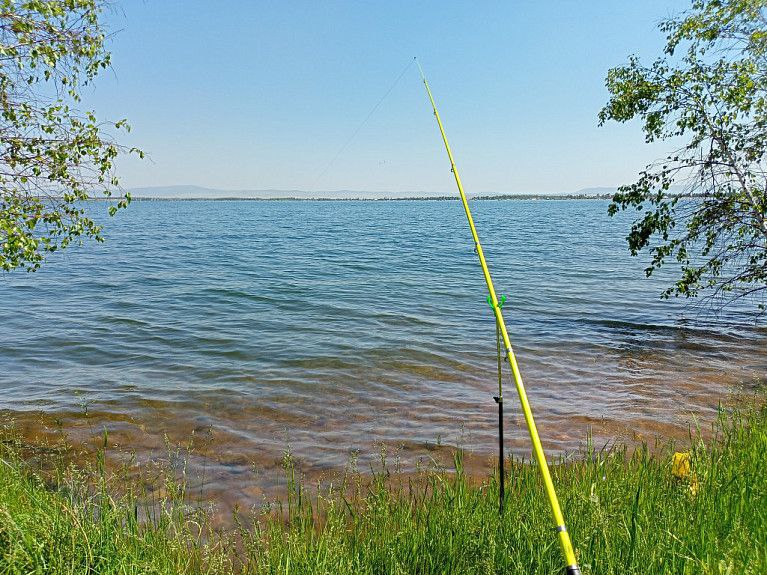 В Бурятии завели дело на бизнесмена отказавшегося освобождать государственный участок Мужчине предоставили земельный участок общей площадью 58 квадратов для зоны отдыха После окончания летнего сезона разрешение на использование истекло мужчина должен был освободить землю и снести павильон Но бизнесмен отказался и райадминистрация обратилась в Гусиноозерский городской суд Там заочно удовлетворили исковые требования Также с ответчика взыскана судебная неустойка в случае неисполнения решения суда в установленный срок в размере 1 000 руб за каждый день просрочки начиная с 31 дня после вступления решения в законную силу и до фактического исполнения судебного акта говорится в материалах дела