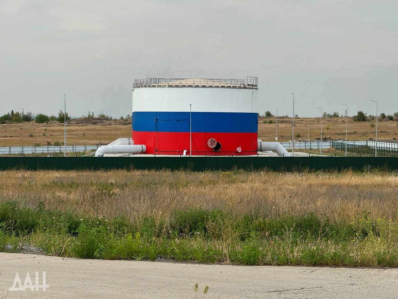 Правительство ДНР ускоряет строительство водоводов  Из необходимых 850 тысяч кубометров воды ежесуточно Донецкая Народная Республика из реки Дон получает 250 тысяч кубов. Понятно, что этих объемов не хватает. Поэтому,чтобы обеспечить население водой задействованы абсолютно все резервные водохранилища, из которых ведётся строительство водоводов для внутренней переброски.   Так, специалисты провели водовод к Монаховскому карьеру, что даст централизованной системе водоснабжения ДНР дополнительные 10 тысяч кубов воды в сутки.  «Вчера началась переброска воды из Монаховского карьера. Наши бригады достроили километровый водовод и теперь мы получаем плюс 10 тысяч кубов воды в сутки», – цитирует Дениса Пушилина Донецкое агентство новостей.   Южная служба новостей