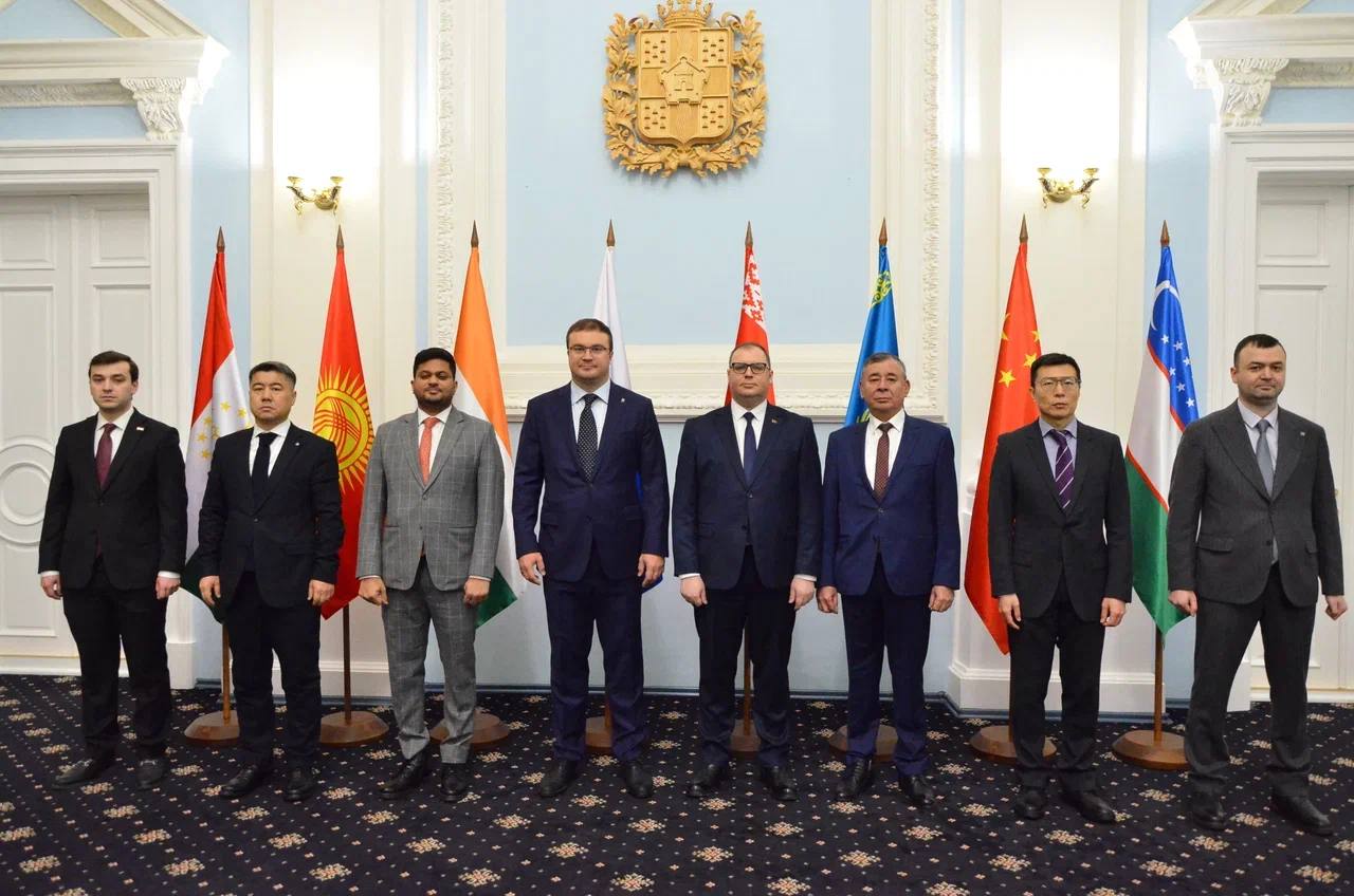 Сегодня в Омске встретились с дипломатическими представителями стран ШОС В мероприятии приняли участие уважаемые коллеги из Беларуси Китая Индии Узбекистана Казахстана Таджикистана и Киргизии Наш Президент Владимир Владимирович Путин подчеркивает что Россия придает большое значение взаимодействию в рамках ШОС Это партнерство продолжает поступательно развиваться на принципах равноправия и учета интересов друг друга Для Омской области выстраивание крепких отношений с государствами входящими в организацию не просто направление работы это один из приоритетов основа наших внешнеэкономических связей Доля взаимной торговли со странами ШОС у нас превышает 70 Наша совместная работа укрепляет не только экономические и гуманитарные связи между регионами стран ШОС но и дружбу между народами В этом залог процветания наших государств Договорились проводить подобные встречи ежегодно Виталий Хоценко в МАХ