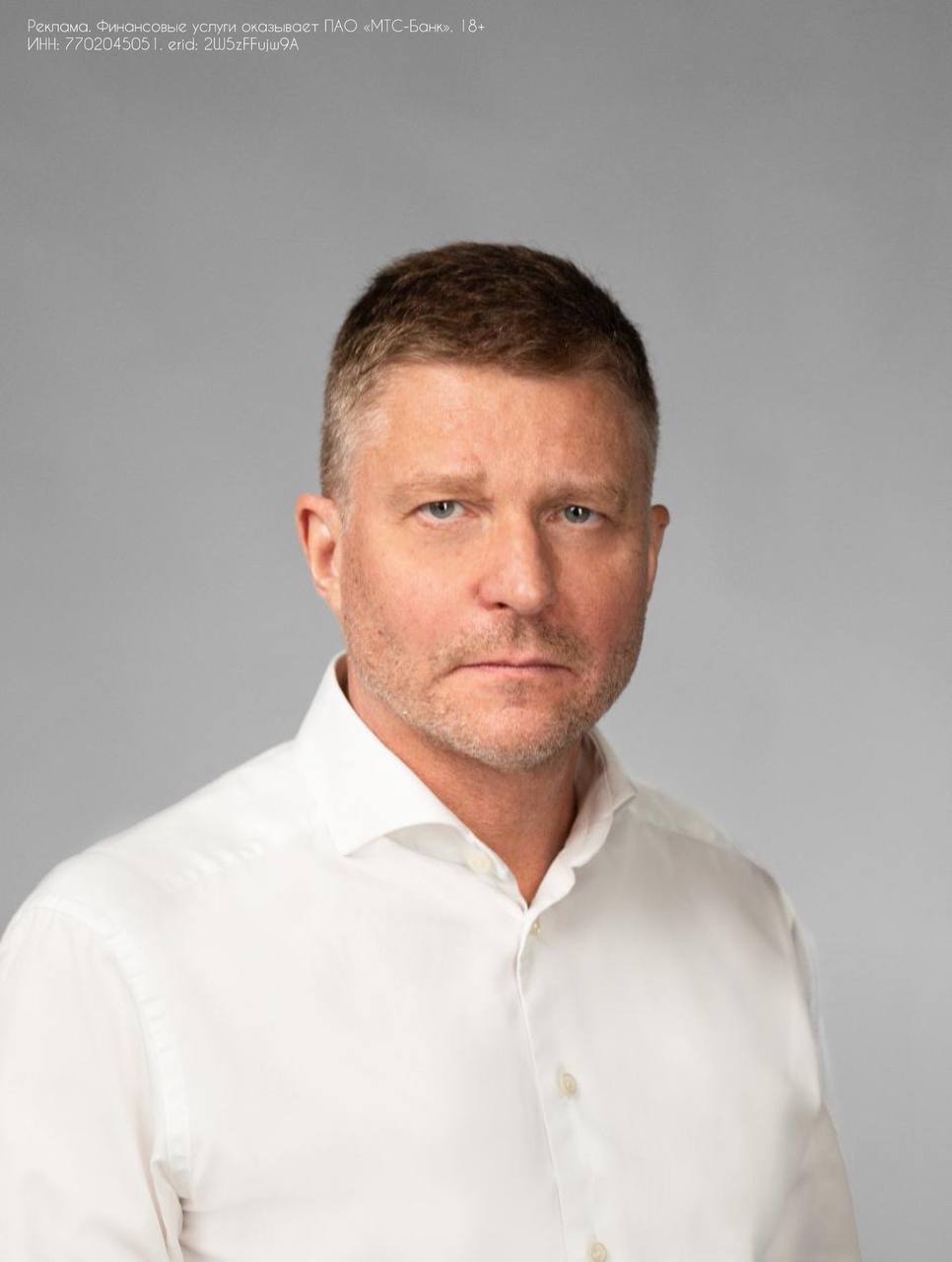 Банкам пора уходить от утомительной войны кешбэков в сторону персонализационных предложений клиентам на основе искусственного интеллекта заявил председатель правления МТС Банка Эдуард Иссопов в интервью Бизнес FM Финтех движется к платформенной экономике с бесшовно встроенными платежами безналичные операции в России за год выросли на 13 в секунду проходит около 2800 транзакций а 14 покупок уже оплачиваются биометрией QR кодами и другими некарточными способами Однако важно помнить что поведение клиентов меняется Теперь у многих по несколько карт потому что банки фактически устроили войну кешбэков Люди ведут таблицы чтобы не упустить выгоду Рынок явно подошёл к моменту когда ценностные предложения должны выходить за рамки кто даст 1 кешбэка сверху Наглядный пример МТС Банк являющийся связующим элементом между сервисами экосистемы МТС Доля экосистемных каналов привлечения Мой МТС и MTС Pay за год выросла до 45 в банк пришло уже 17 миллионов финтех клиентов Карта МТС Деньги даёт пользователям бесплатную связь кешбэки и бонусы Но более 90 оборота по этой карте приходится на сторонние магазины и сервисы Модель показывает быстрый рост оборот МТС Деньги увеличился в 3 5 раза за год а ставка по накопительному счёту достигает 17 banksta