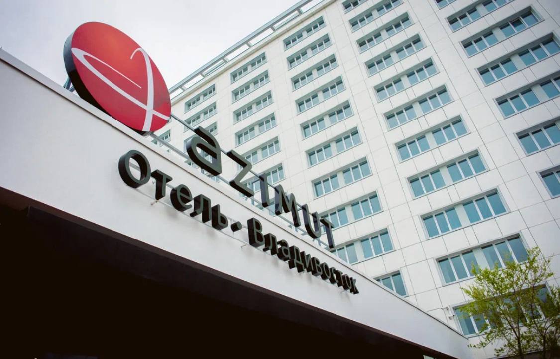 Большинство гостиниц Владивостока резко увеличили цену номеров на время проведения Восточного экономического форума. На сами даты ВЭФ бронирования на сайтах отелей закрыто, однако стоимость проживания можно оценить по дням, предшествующим форуму. К примеру, если 31 августа номер в отеле крупной российской сети Azimut в приморской столице обойдётся в 6480 рублей, то уже 1 сентября минимальная стоимость размещения в таком же номере на сайте отеля указана в 38700 рублей. При этом на сами даты форума бронирование закрыто. В другом крупном сетевом отеле - NOVOTEL - стоимость номера 1 сентября составляет 28700 рублей в то время, как в июне проживание здесь обойдётся в 9700. На сами даты форума, который пройдёт во Владивостоке с 3 по 6 сентября, бронирование здесь также закрыто. 7 сентября – в день, когда разлетаются последние делегации, стоимость размещения установлена в те же 28700 рублей, а уже на следующий день – 8 сентября – цена на номер снижается более чем вдвое. Другая гостиничная сеть - международная LOTTE – предпочла и вовсе скрыть цены на гостиничные номера на сайте в период с 26 августа по 30 сентября. Наблюдатели полагают, что это сделано для того, чтобы не попасть в мониторинг ФАС. Увеличение цен происходит на фоне заявлений Федеральной антимонопольной службы о недопустимости повышения цен на размещение в гостиницах и отелях на время ВЭФ. Ведомство намерено не допустить повышения цен на гостинице во время проведения Восточного экономического форума во Владивостоке. По мнению ФАС, взрывной рост цен на отели в период ВЭФ ограничивает участие в мероприятии делегаций, особенно из развивающихся государств. Источник