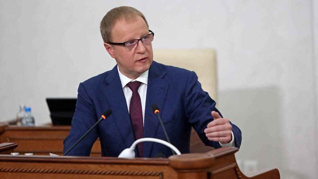 Губернатор Алтайского края Виктор Томенко сообщил что во второй половине ноября состоится прямая линия с жителями региона Виктор Томенко в прямом эфире прокомментирует наиболее актуальные темы поднятые жителями края Другие также не останутся без внимания В любом случае все запросы и обращения будут проработаны ответственными службами и ведомствами Ответы должны получить все кто обратится сказал губернатор В ближайшее время будет объявлен сбор вопросов