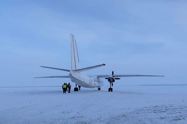 Самолет Ан-24 авиакомпании «ЮТэйр» выкатился за пределы ВПП в аэропорту Утренний  Комиссия Тюменского МТУ Росавиации расследует серьезный авиационный инцидент, произошедший во вторник, 11 февраля, с самолетом Ан-24РВ  регистрационный номер RA-47820  авиакомпании «ЮТэйр»  АО  в Тазовском районе Ямало-Ненецкого автономного округа. Об этом сообщает AVIA.RU со ссылкой на данные Росавиации.  "Около 9:00 МСК  11:00 по местному времени  после посадки и пробега по ВПП аэропорта Утренний  находится на западе Гыданского полуострова  произошло выкатывание самолета за ограничительные огни взлетно-посадочной полосы. Воздушное судно совершало рейс из аэропорта Сабетта на полуострове Ямал. На борту Ан-24 находились 23 человека: четыре члена экипажа и 19 пассажиров; не пострадали", – отмечается в сообщении Росавиации в телеграм-канале.  Самолет был отбуксирован на стоянку, предварительно, повреждений не получил.  aviaru.net/n280554