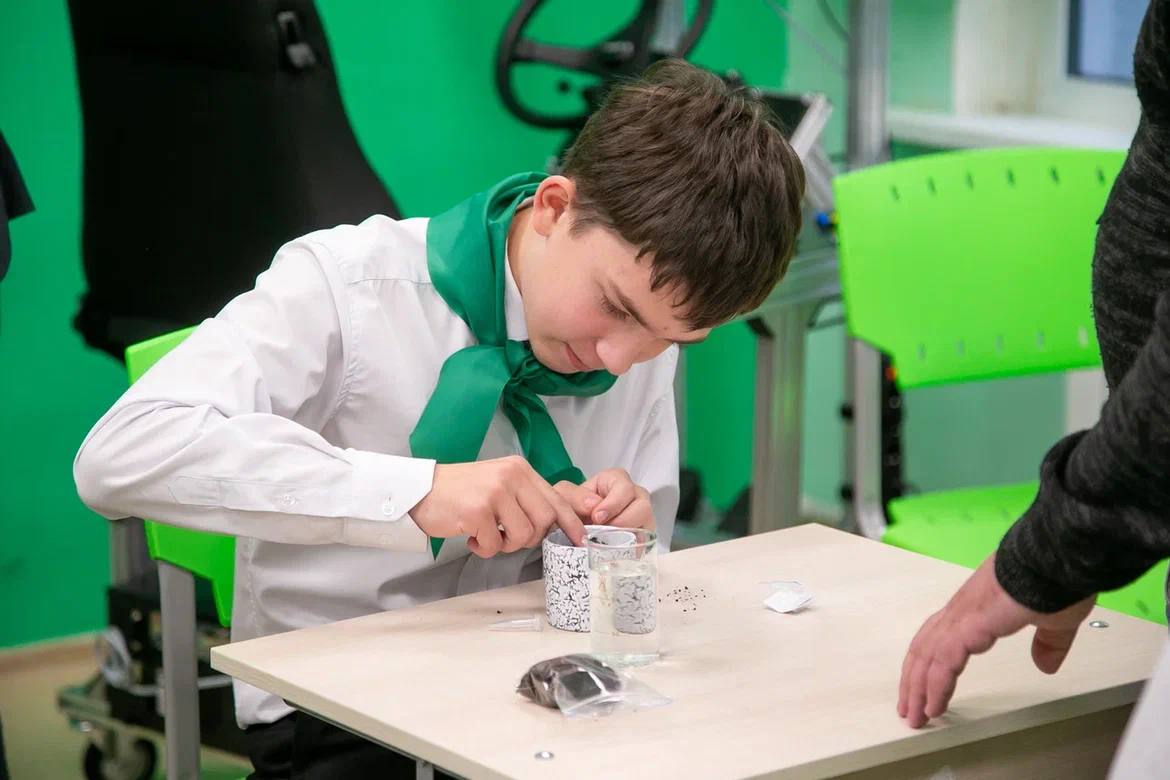 В Подмосковье открылся агротехнологический класс в рамках федерального проекта Кадры в АПК На базе Емельяновской школы в Коломне начал работу новый агротехнологический класс Семиклассники будут углубленно изучать биологию математику и физику а также посещать практические занятия на предприятиях агрохолдинга Проект реализуется при поддержке агрохолдинга ОСП агро и в партнерстве с Коломенским аграрным колледжем имени Н Т Козлова и Рязанским государственным агротехнологическим университетом Планы развития  В 2025 уже открыто 6 агроклассов  К 2026 планируются к запуску 8  К 2027 30 Проект направлен на раннюю профориентацию школьников и подготовку будущих специалистов АПК а сотрудничество с вузами дает возможность продолжения образования в аграрных институтах и колледжах Учебные программы формируются с учетом профиля предприятий партнеров у которых к тому же есть возможность возместить до 90 затрат на ремонт и оснащение школ с агроклассами Программа поможет подготовить новое поколение специалистов для агропромышленного комплекса Подмосковья и страны minselhozmo