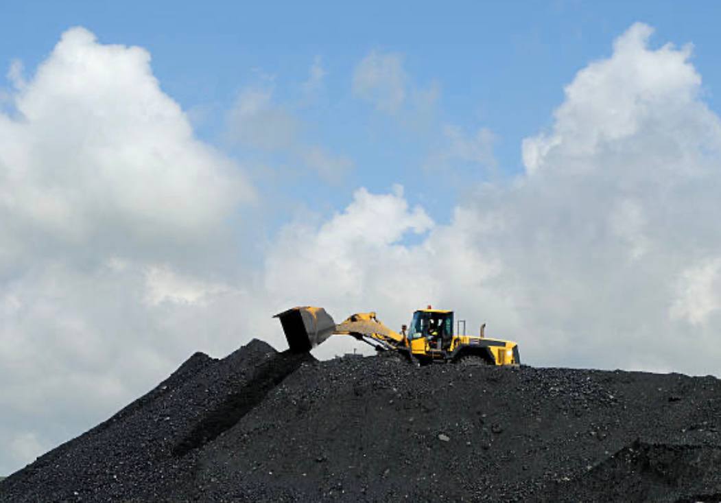 В январе Кузбасс нарастил экспорт угля Из Кемеровской области в январе было отгружено почти 5 млн тонн угля что на 0 25 млн тонн больше чем за аналогичный период прошлого года сообщили ТАСС в министерстве угольной промышленности региона По словам властей отгрузка угля в восточном направлении в отсутствие прямого соглашения с РЖД ведется по правилам недискриминационного доступа В 2025 году в восточном направлении Кузбасс экспортировал 53 8 млн тонн угля из запланированных 54 1 млн тонн НА ГОРА Угольная аналитика