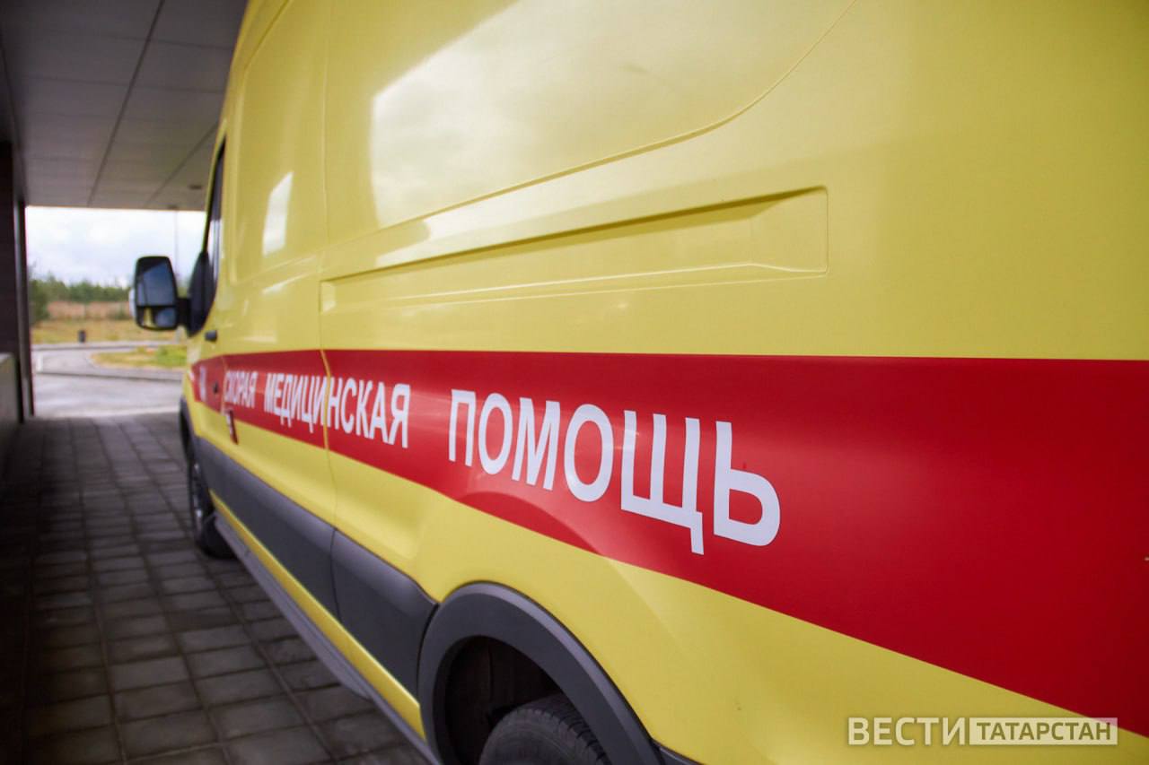 В Казани на ул Михаила Миля произошло массовое ДТП В Казани на улице Михаила Миля произошла массовая авария Об этом сообщили в Госавтоиснпекции города Согласно предварительной информации ДТП произошло из за водителя Hyundai Solaris который тронулся с места не убедившись в безопасности и развернулся через двойную сплошную В результате он помешал движению Renault Sandero следовавшего в сторону Амирхана Водитель Renault пытался затормозить но выехал на встречную полосу и врезался в Ладу Гранту Подписаться Сообщить новость   Вести Татарстан в MAX